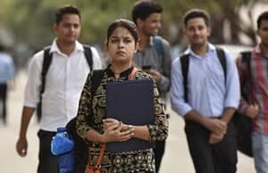 আর্থিক মন্দার বাজারেও যে সেক্টরগুলিতে চাকরিপ্রার্থীরা নিশ্চিন্তে Upcoming Government Job News